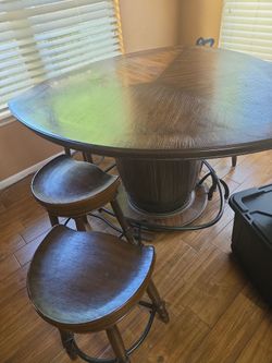 Dining room table with 6 stools