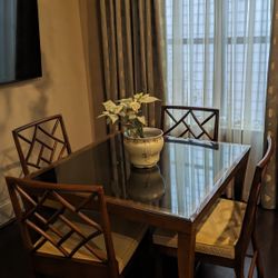 Hickory Brand Dining Table With 4 Chairs And A Glass Topper 