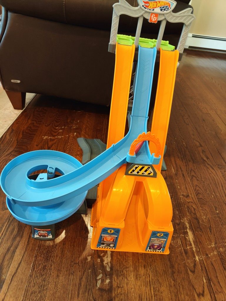 Fisher-Price Little People Hot Wheels Racing Loops Tower Playset