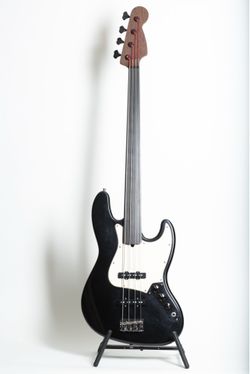 Fretless Fender American Jazz Bass with upgrades