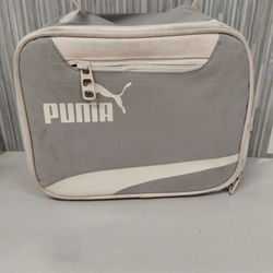 Puma: lunch box tote bag
Great shape. Normal wear. Puma. Grey color. Has some writing.