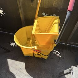 Cubo de mapear y palo del mapo