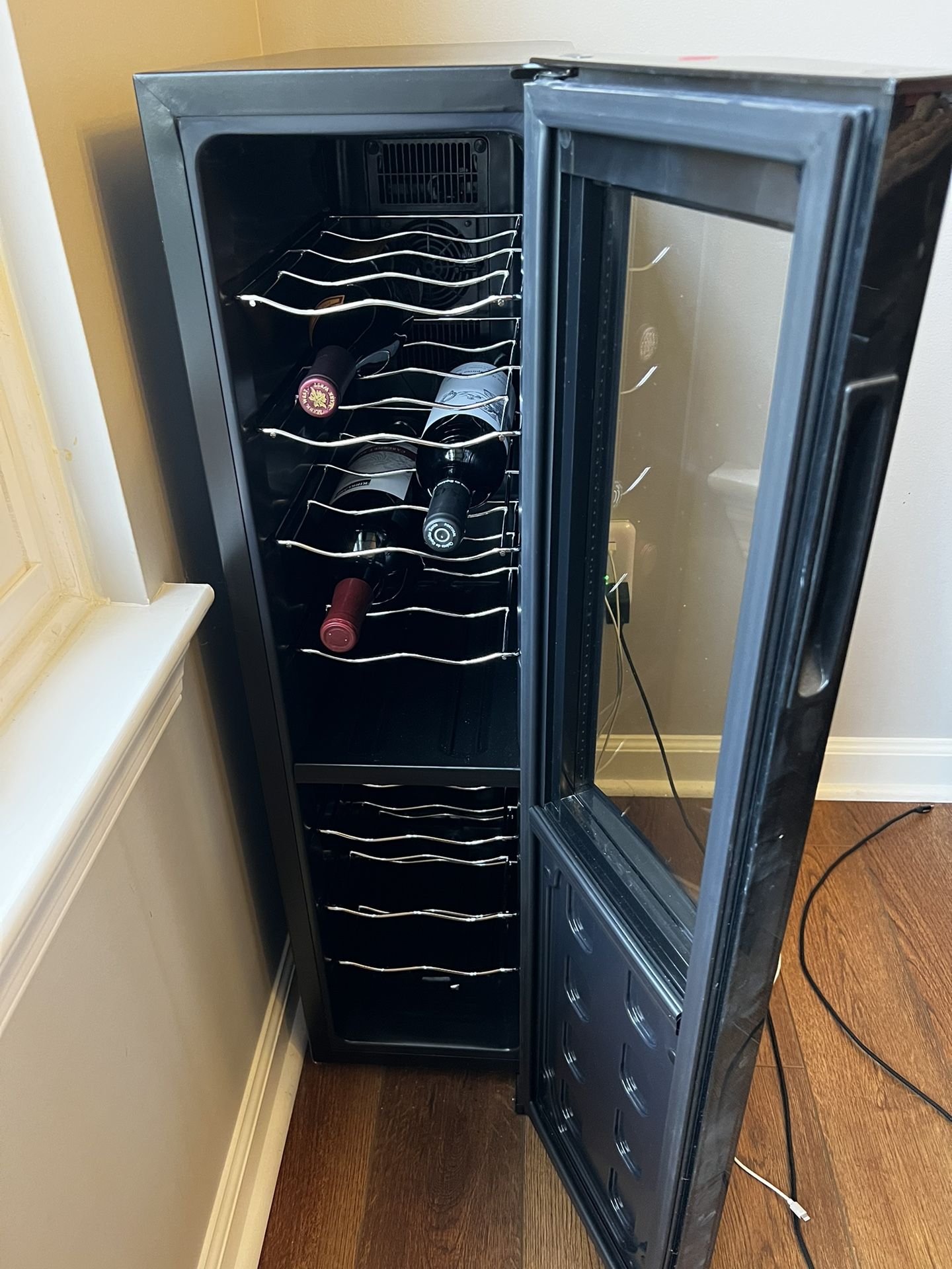 Frigidaire 18 Bottle Wine Cooler for Sale in Carlisle, PA OfferUp