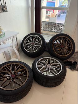 4 gomas y Carlos aros de carro Audi