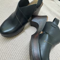 Woman’s BOC Clogs Size 10 Black Leather