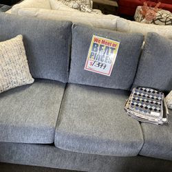Lovely Sleeper Sofa 🤍💚 Free Delivery 🤎💙 Easy Financing Available 👌😎📦