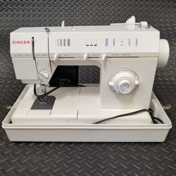 SINGER vintage sewing machine with travel case