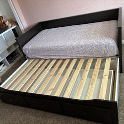 Twin Daybed With Pullout And 3 Drawers (NO Mattress)