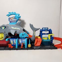 Hot Wheels City Ultra Shark Car Wash with Color Reveal Toy Car in 1:64 Scale, Ages 3-8, 8.34 in