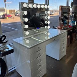 Glam Vanity 