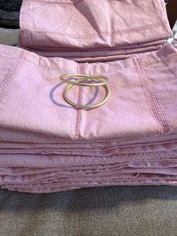 Pink Linen napkins with gold napkin rings