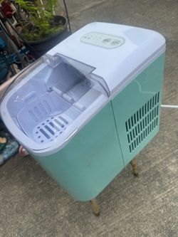 Aqua color countertop ice maker like new!