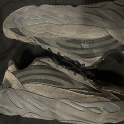 Adidas Yeezy Boost 700