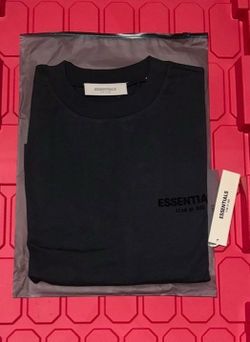 Black essental t shirt size M adult