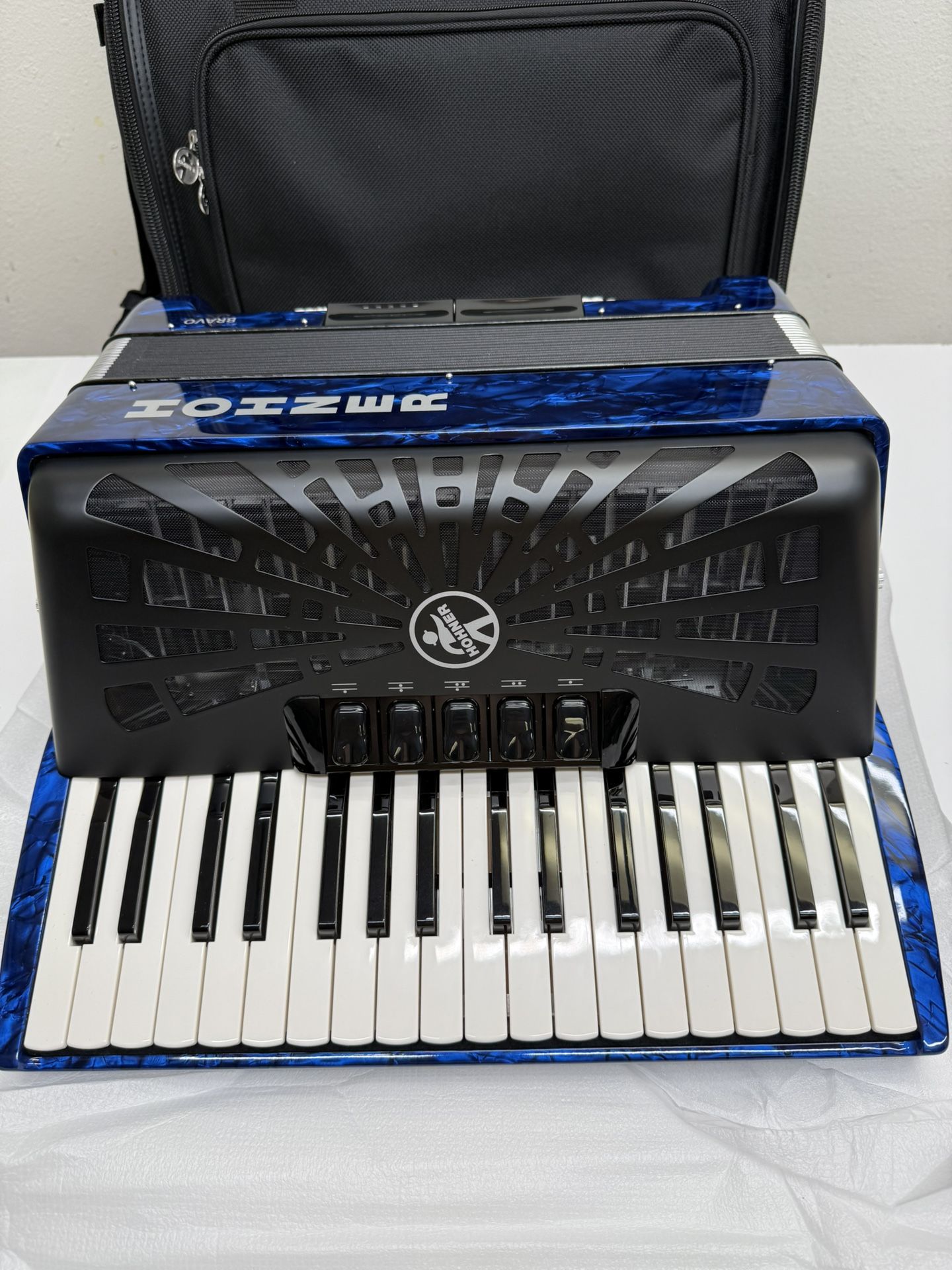 Hohner Bravo III 72 Chromatic Piano Key Accordion (Pearl Dark Blue) Product Information Newly designed key mounting minimizes disturbing key noise Id