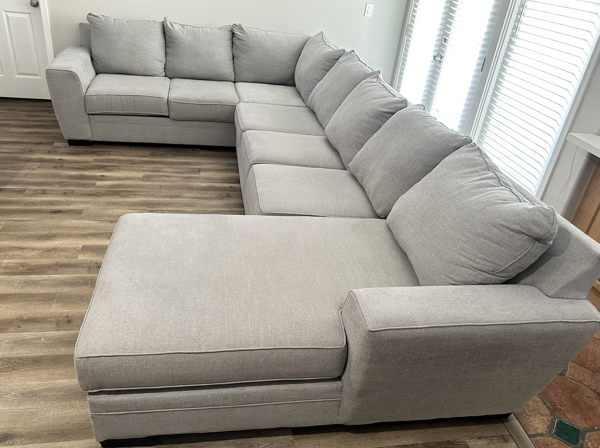 Living Spaces Delano 3 Piece Sectional w/ Right Facing Chaise, Gray Linen Blend Performance Fabric