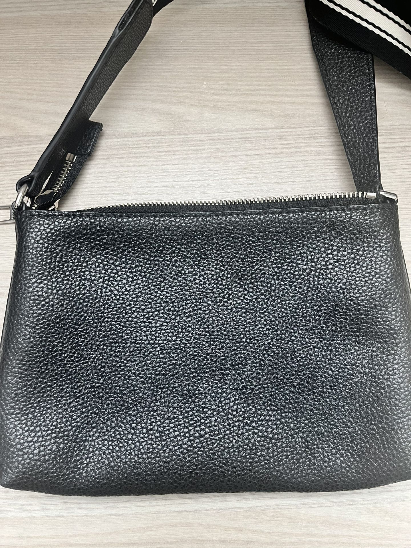 Marc Jacobs Black Leather Crossbody Bag for Sale in Santa Ana, CA - OfferUp