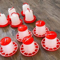 Comedero y Bebedero  $5 cada uno