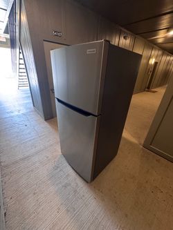 Frigidaire Top-Freezer Refrigerator Stainless Steel