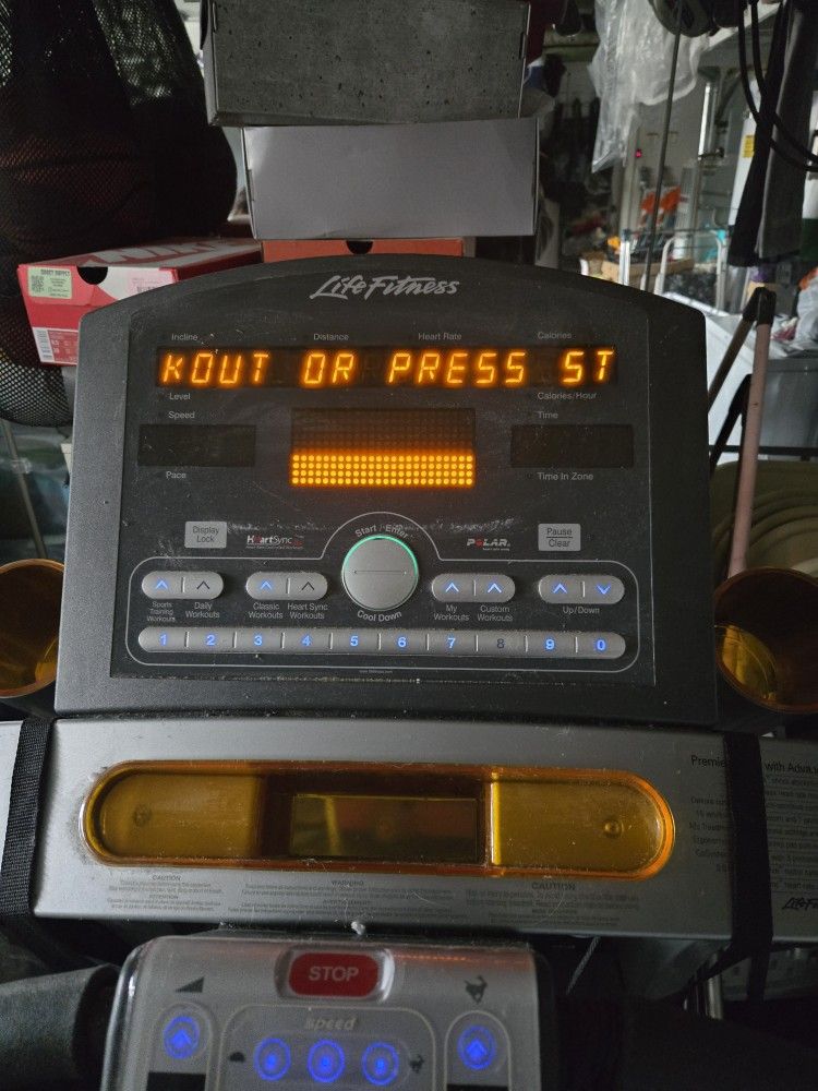 LIFE FITNESS TREADMILL