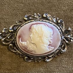 Beautiful Vintage Cameo Broach 