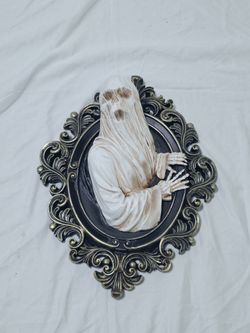 Halloween Ghostly Skeleton Out Of Frame Wall Decoration