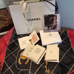 Chanel Parfum In A Sm Box W/shop https://offerup.com/redirect/?o=QmFnLk5ldw==
