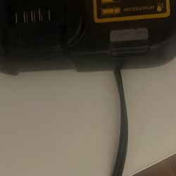 Dewalts Dcb112 Charger