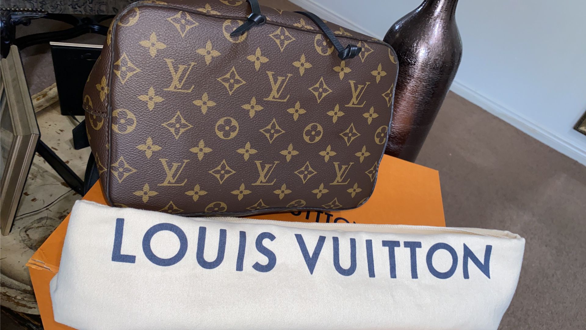Louis Vuitton Neonoe' MM Monogram Bucketbag w/ Drawstring for Sale in  Oroville, CA - OfferUp