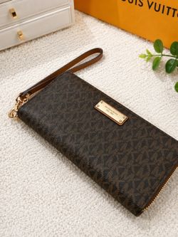 Michael Kors Zipper Wallet