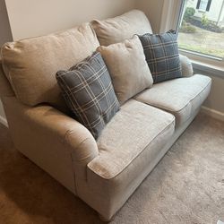 Like New Couch With Pillows