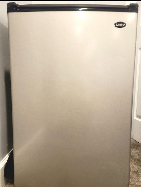 Sanyo 4.9 cu ft Counter High Refrigerator Platinum Door Mini