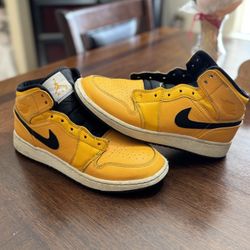 (6Y) Yellow Jordan’s 1 Mid 