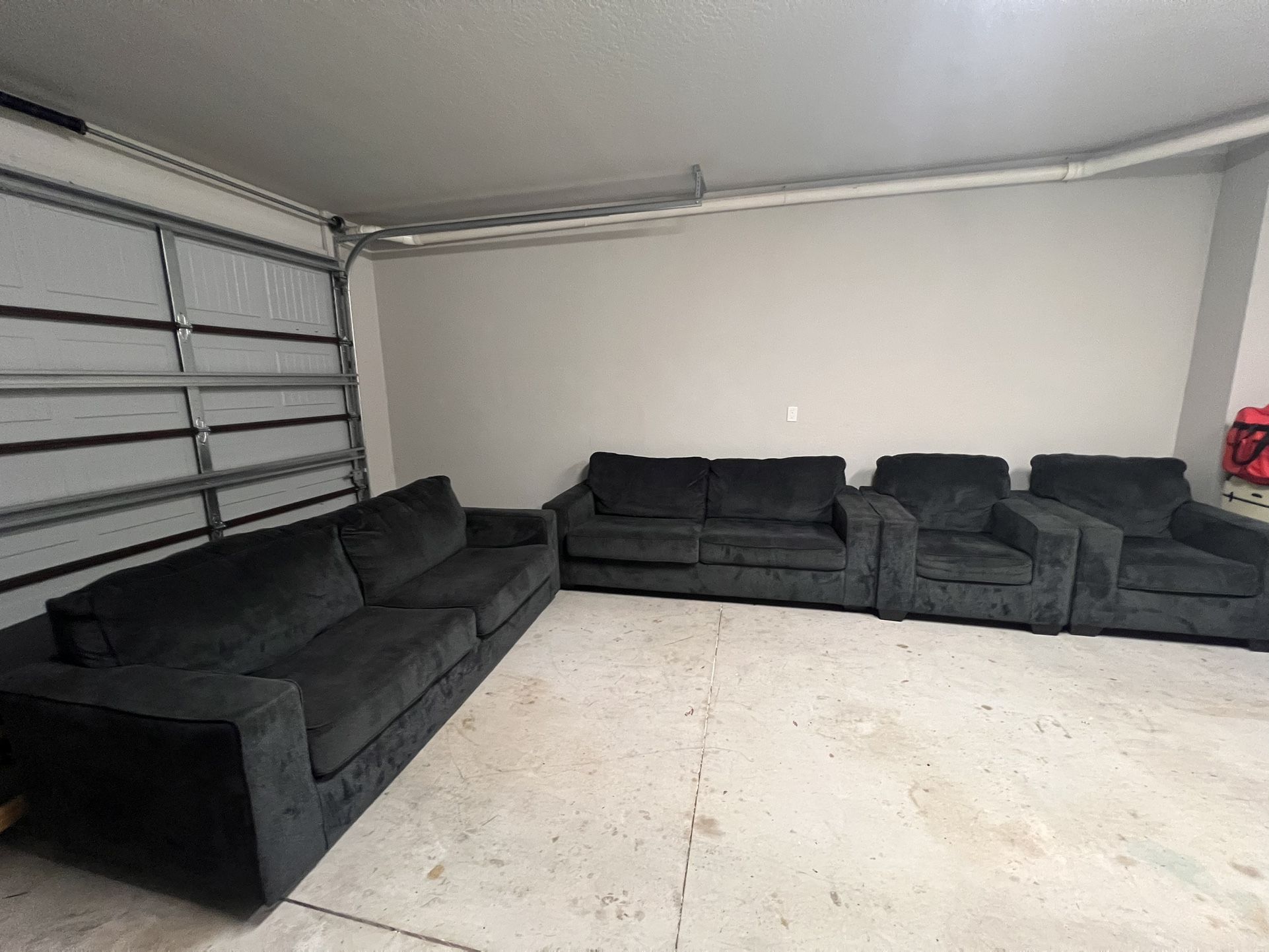 4 Piece Couch Set (2 Pull Outs)