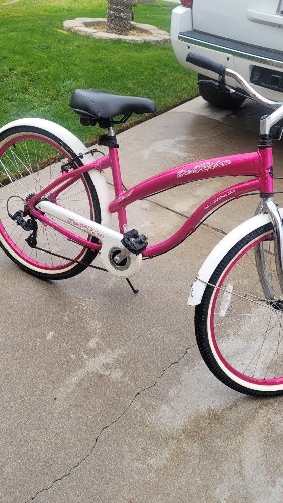Women 7 Speed Beach Cruiser In Excellent Condition