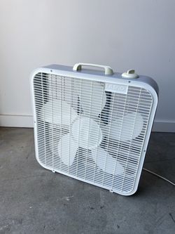 Vintage Lasko 20" Box Fan, Model 3733 (Style SFH), classic American-made. Strong air circulation.