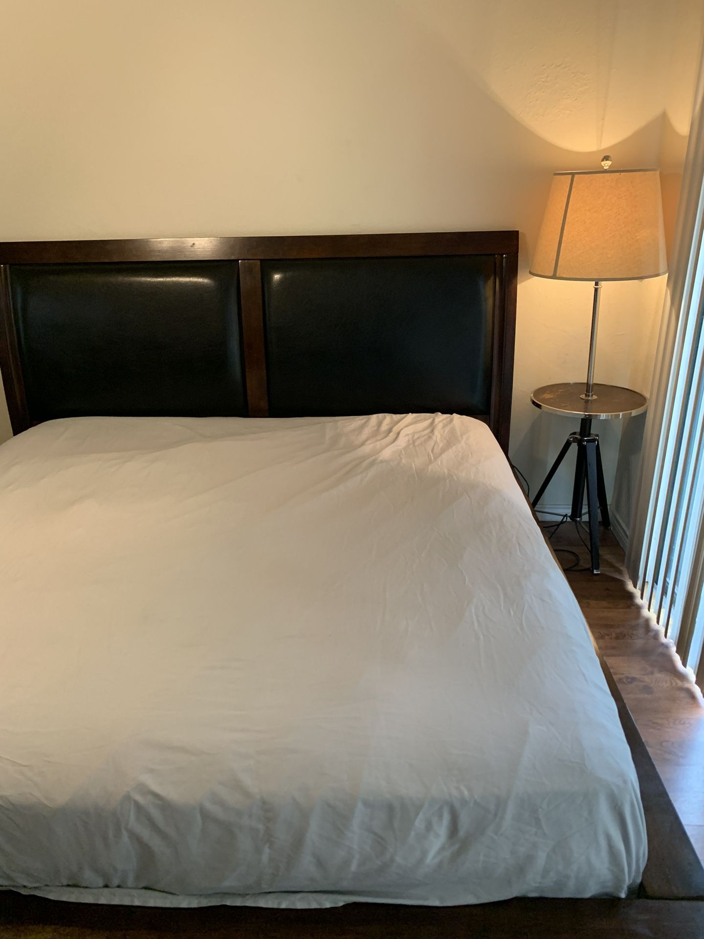 King Size Bed With Nightstand 