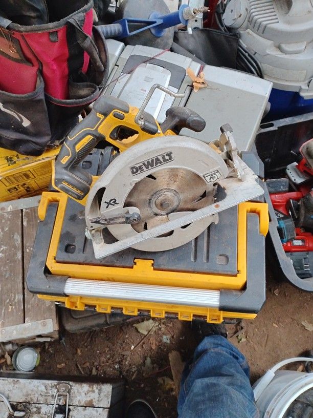 DEWALT 20V MAX XR Cordless Brushless 7-1/4 inch Circular Saw,