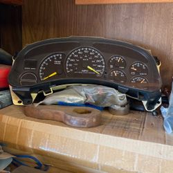 Cluster Off A 2002 Yukon