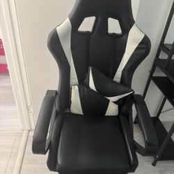  Flash Furniture X20 Ergonomic Gaming Chair in black and white LeatherSoft. 