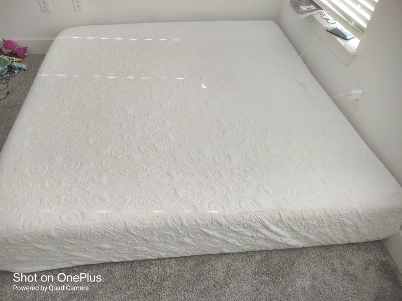 Zinus Spa 12" King Size Memory Foam Mattress for Sale