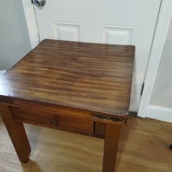 Gorgeous Wood End Table, Clean Condition.