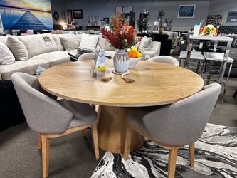 Round wood dining table set! $1499 🧡✨