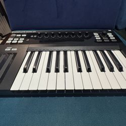 Komplete Kontrol S25 Keyboard 