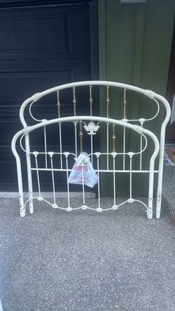 Full size antique iron rod bed
