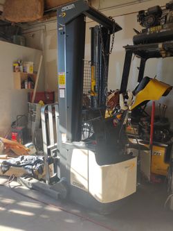 2017 crown reach truck for sale as is it moves forward and reverse but no lift it needs access 2and 3 its about $850 dollars..