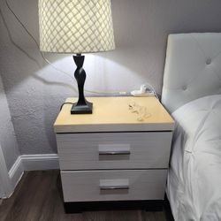 Mesita De Noche Y Lampara. 