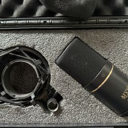 MXL 770 Condenser Microphone Recording Bundle w/ Behringer UMC22 Interface & Isolation Shield