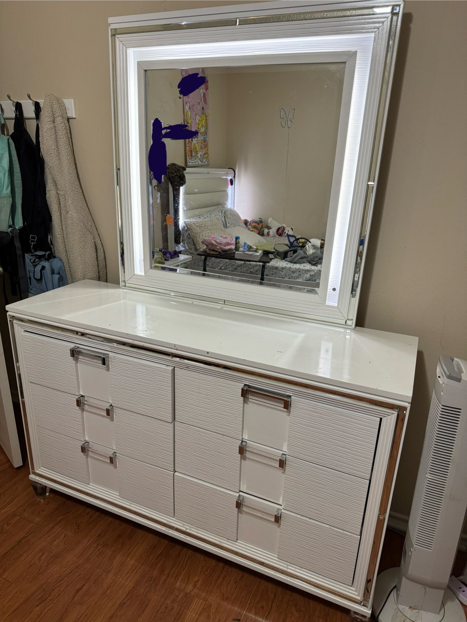 6 Drawer Dresser With LED Framing Mirror