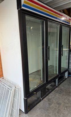 True working 3 door commercial display cooler